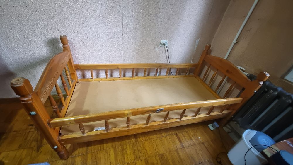 Срочно продам двухярусную кровать дерево.