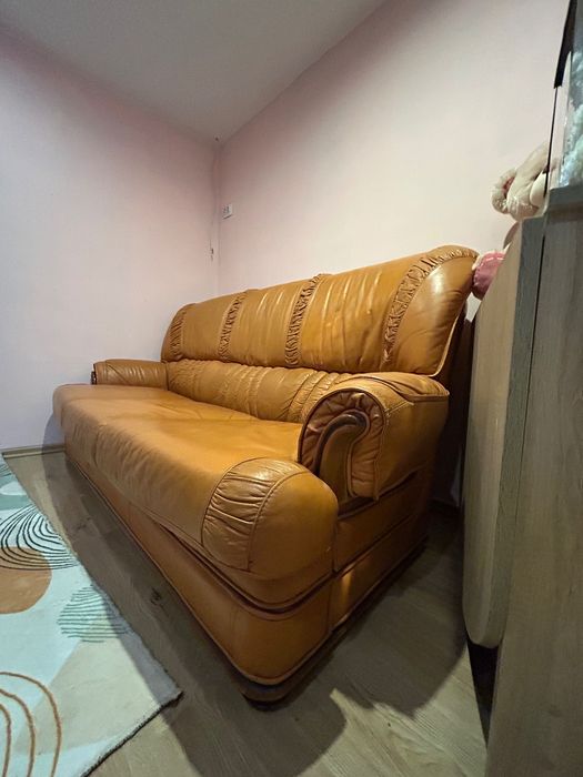 Кожен разтегаем диван