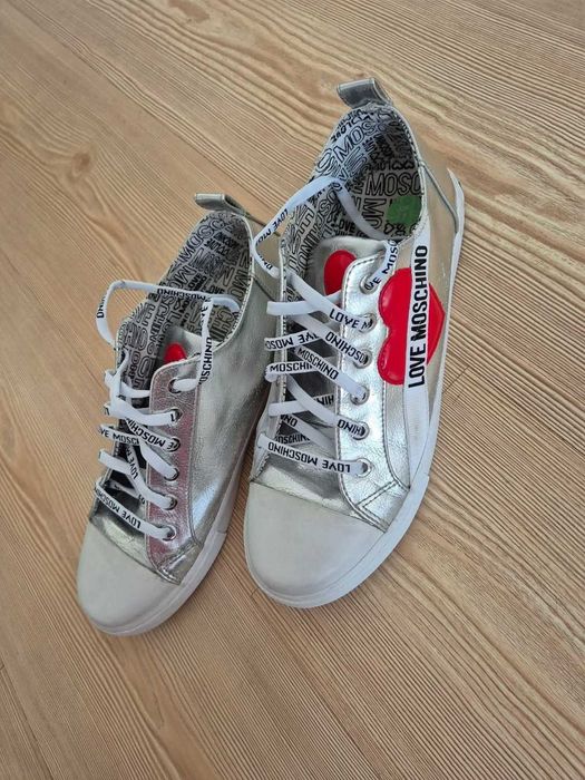 Кецове в сребристо Moschino