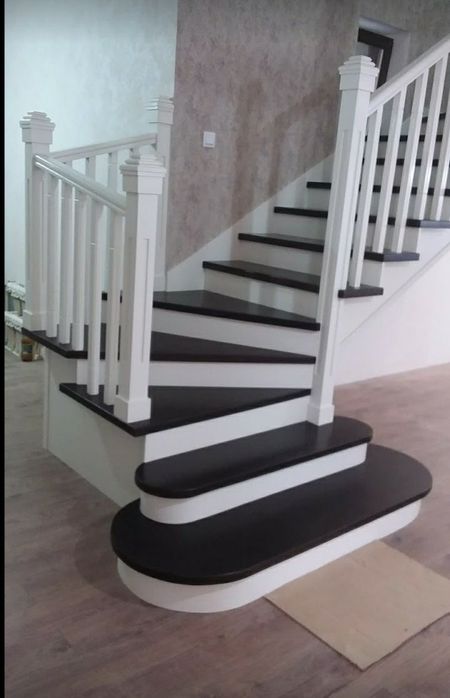 Мебельный дом продаёт диваны и лестницы.