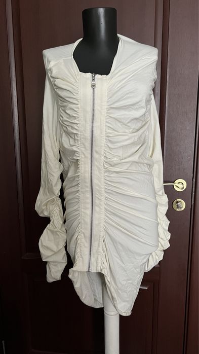 Rochie scurta asimetrica incretita bej