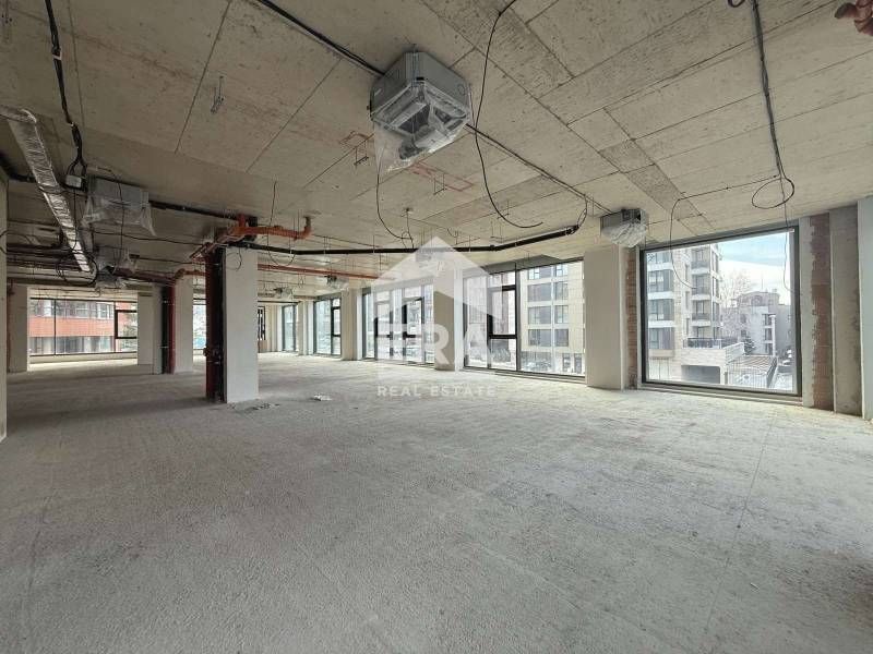 Представителен имот под наем с лице към бул. "Черни връх" в кв. Кръсто