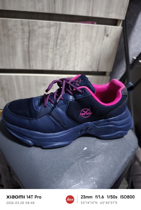 Продам кроссовки размер 40 цена 2500