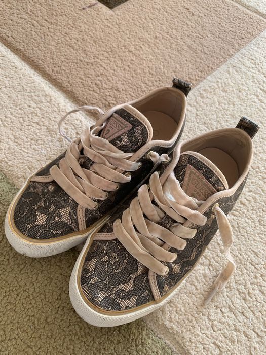 Tenesi guess cu imprimeu floral din dantelă