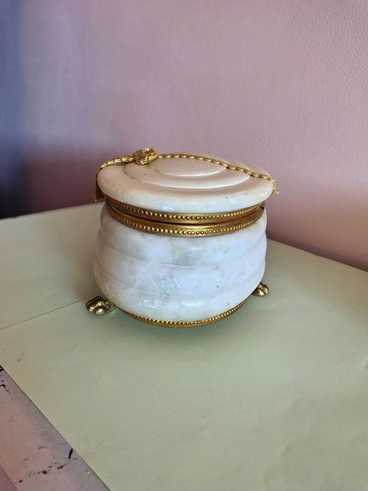 Невероятно Красива Кутия За Бижута- Алабастър Със Позлата