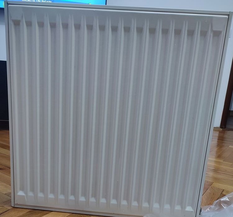 3 calorifere in stare bună, dimensiuni 600X600 mm