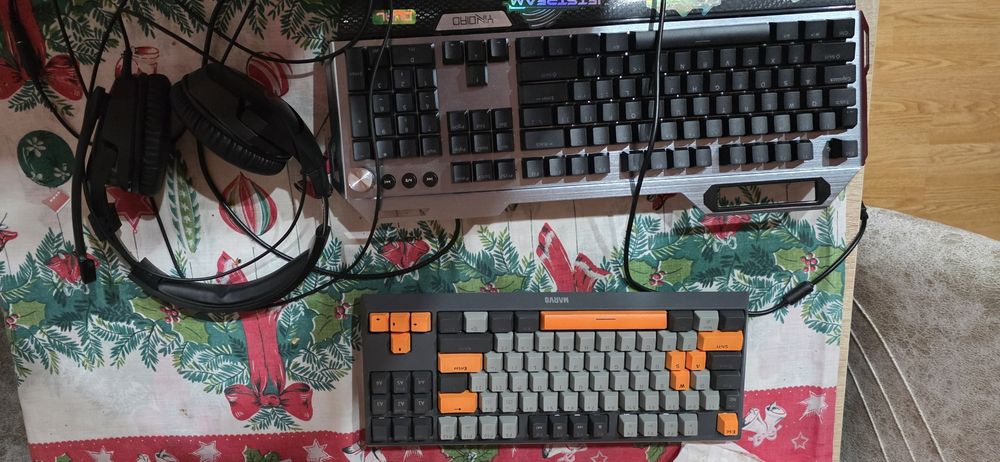 Vand doua tastaturi mecanice