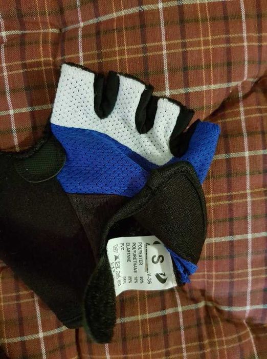 ЕКИПИРОВКА ЗА ЖЕНИ. ИЗЦЯЛО НОВА. Нови колоездачни ръкавици, размер S,