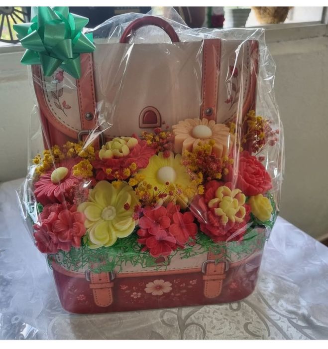 Aranjament floral intens parfumat lucrat manual din ceara de soia