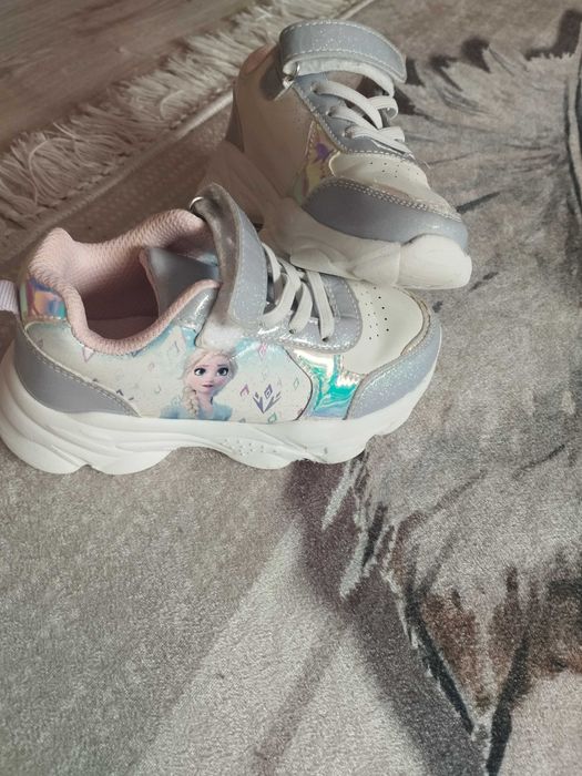 Детски рокли и маратонки