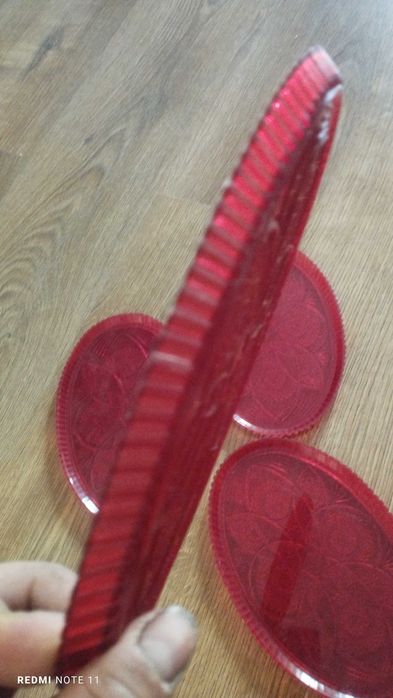 Пластмасови червени Чинии