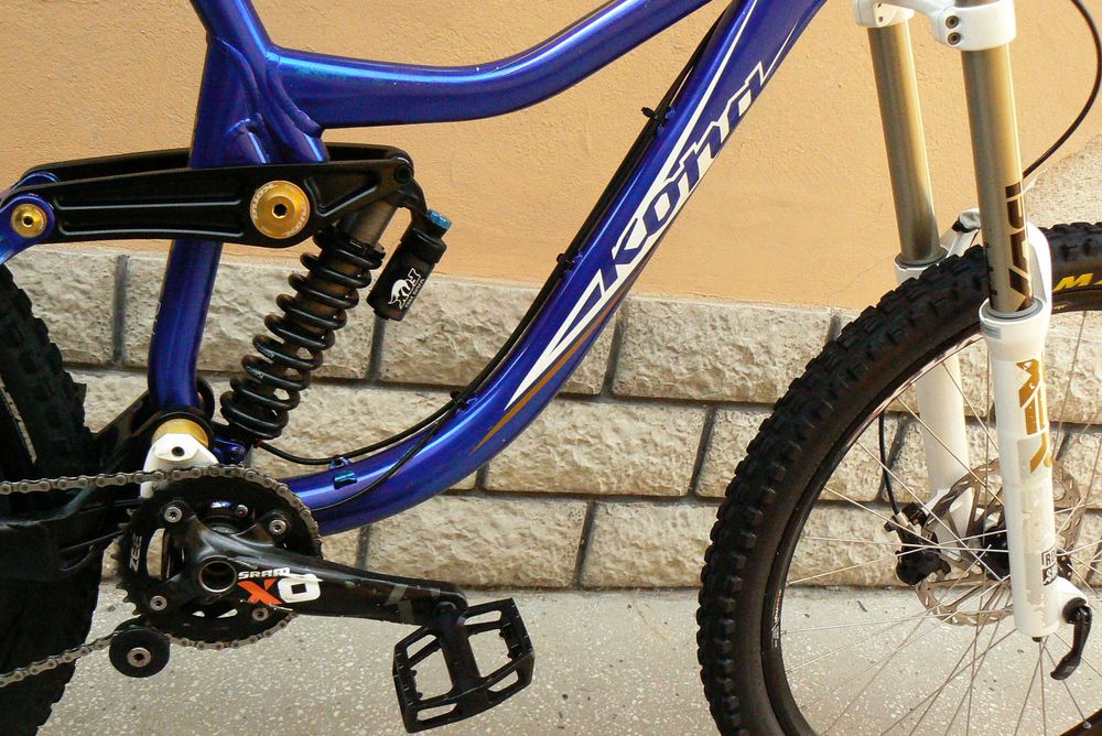 Bicicleta downhill Kona