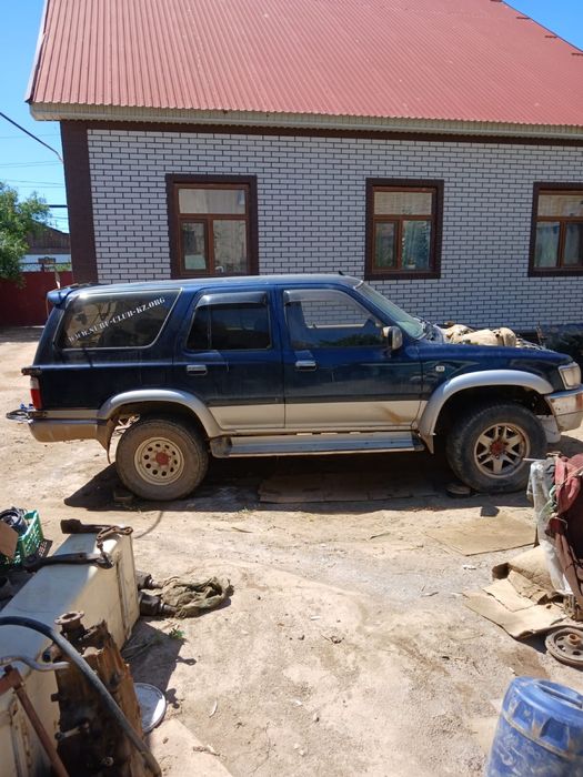 Машина на ходу Hilux surf