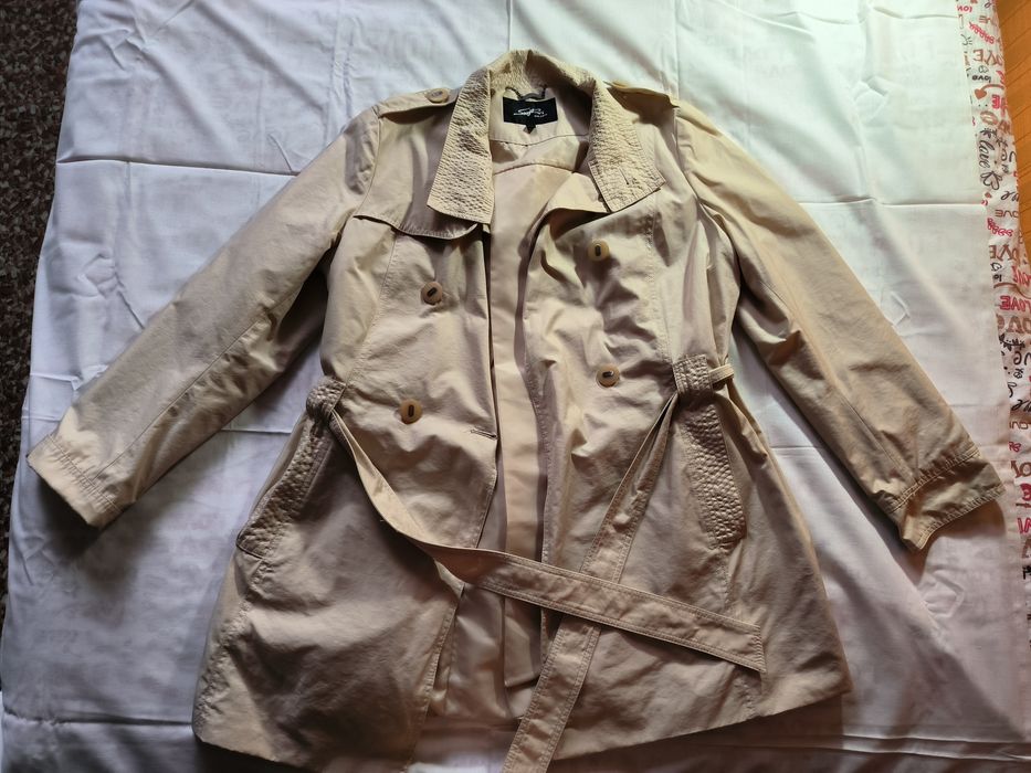 Светлый осенний плащ