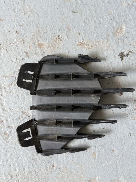 Grila bara fata stanga Mercedes EQB X243 A2438856300