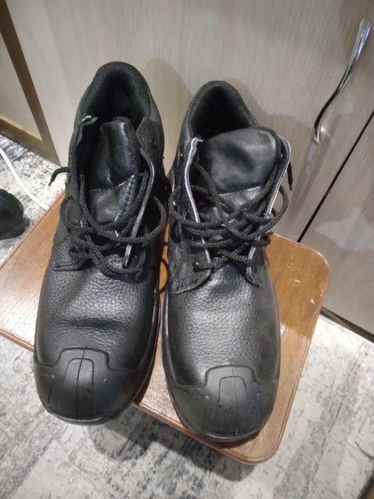 Продам рабочие ботинки.