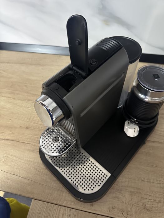 Vand expressor pe capsule Delonghi