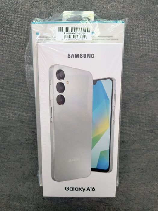 Samsung Galaxy A16 с преносимо зарядно.