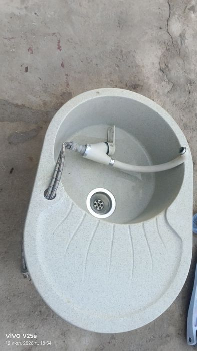 Продам кухонную мойку с смесителем