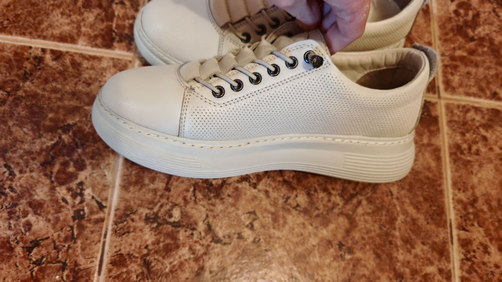 Здравейте, продавам обувки