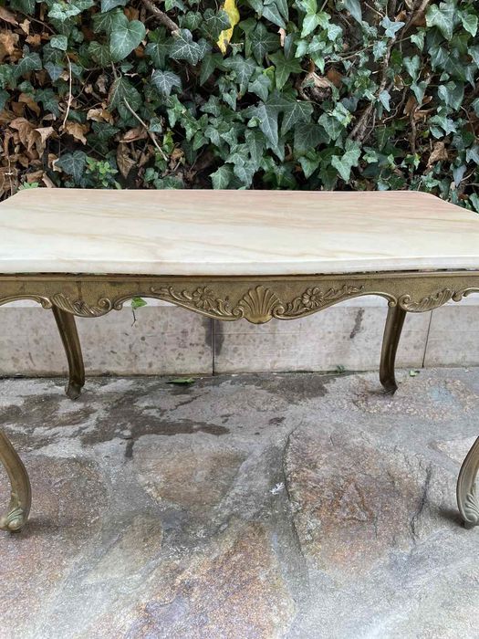 Месингови маси с мраморен плот