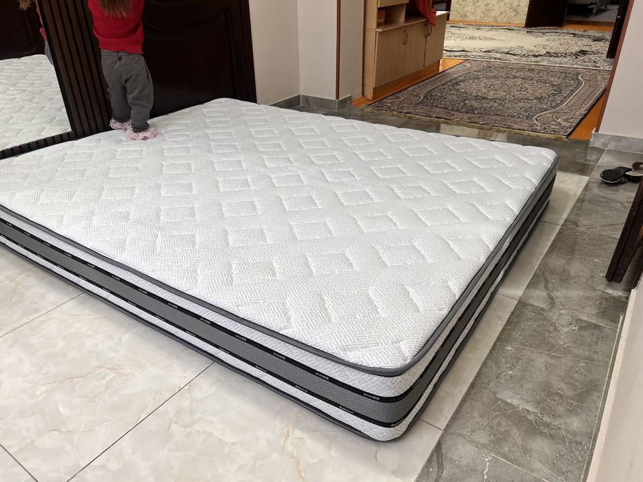 Матрас почти новый, на гарантии, в хорошем состоянии