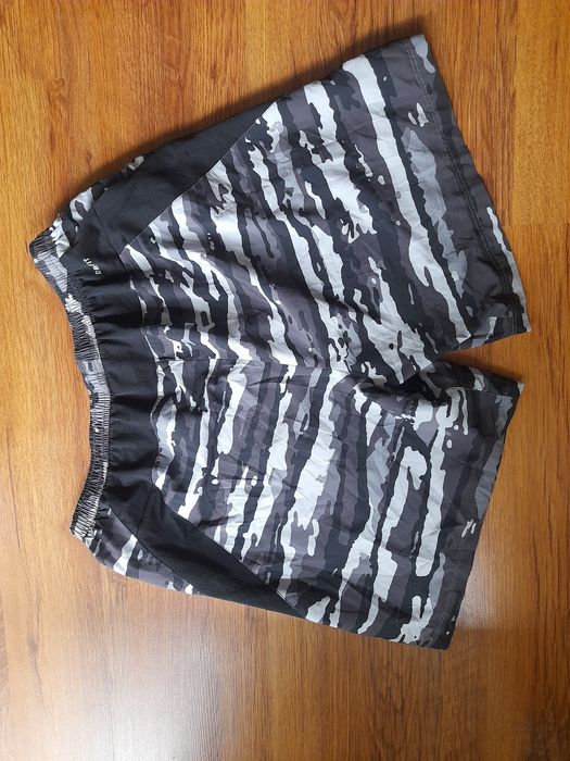 Nike къси панталони и тениска M размер.