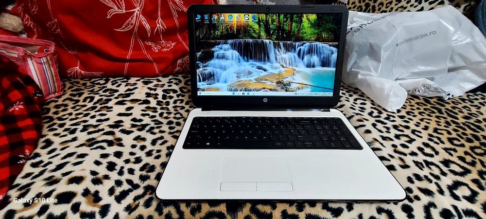 Vând laptop HP cu accesorii