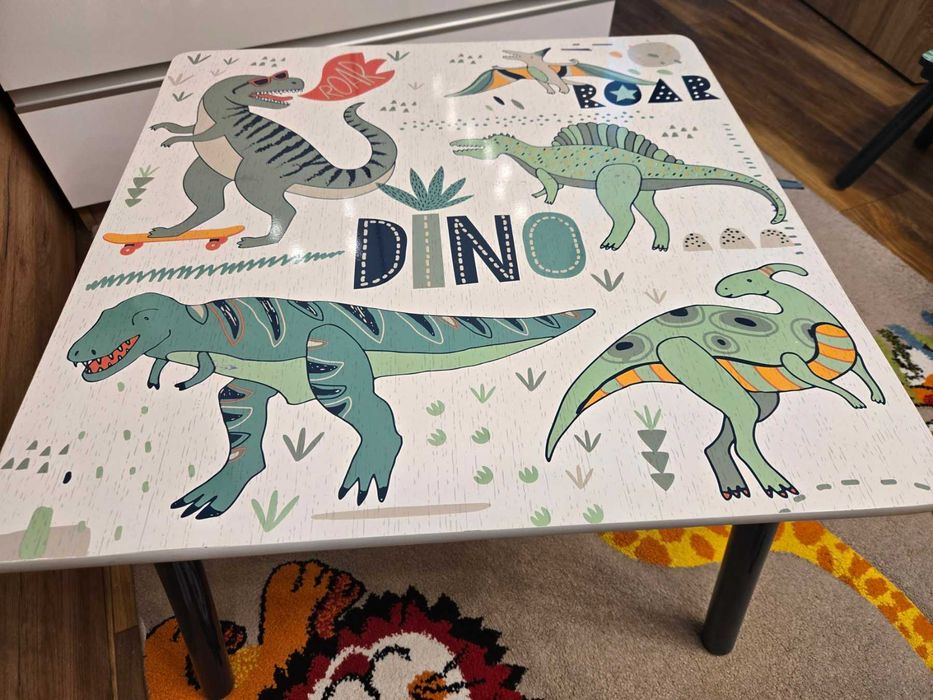 Дървена детска маса със столчета и ракла DINOSAUR за игра, хранене
