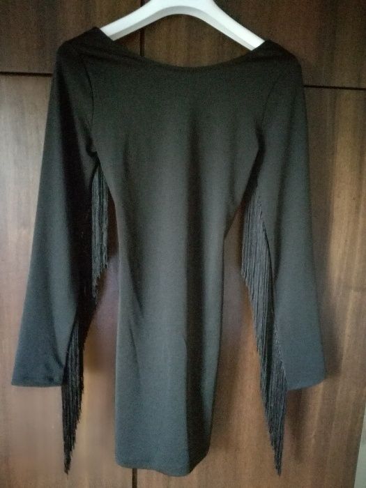 черна рокля по тялото с ресни по ръкавите