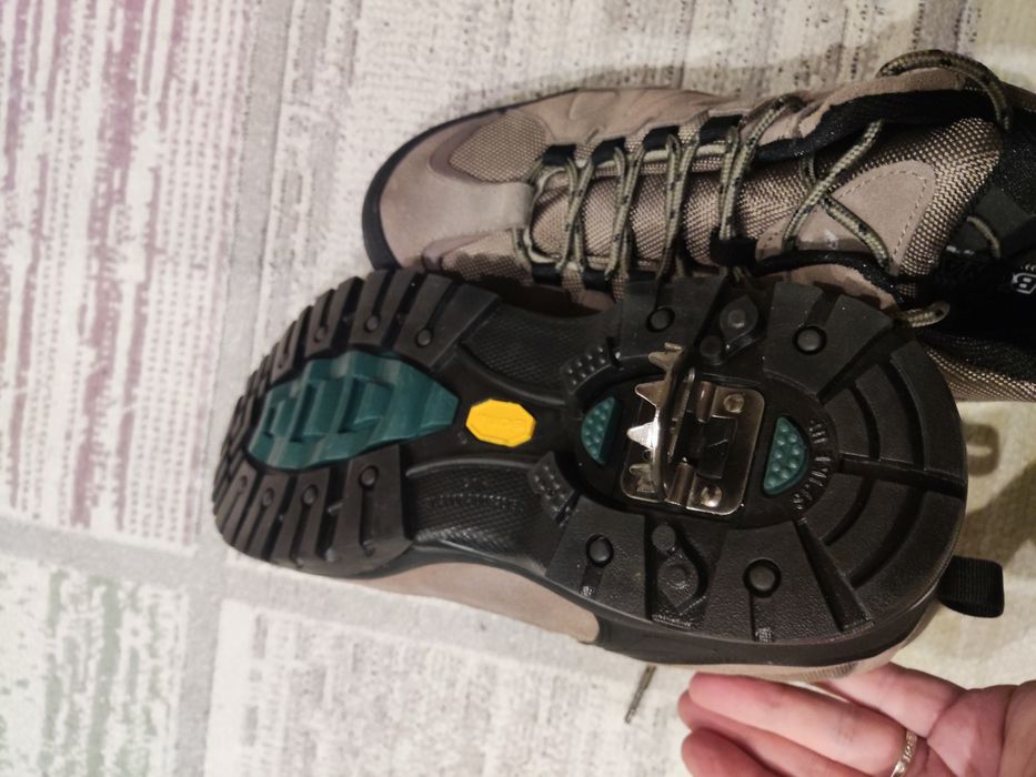 Зимние ботинки с шипами Bona