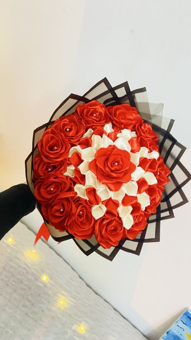 Buchet 15 trandafiri rosii din satin cu model de dalie