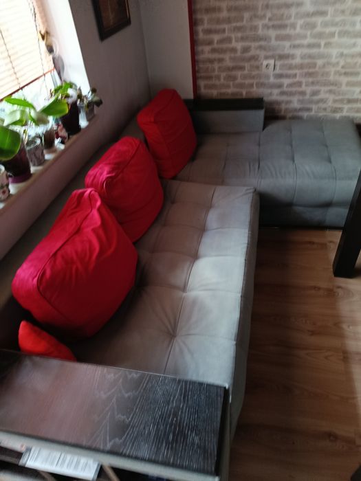 Ъглов диван,размер 2500/1550,има следи от употреба,на 4 години е.