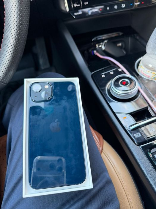 IPhone 13 128 гиг коробка все имеется