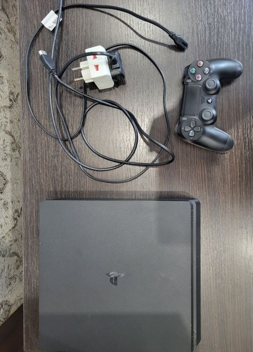 Sony PlayStation 4 slim с 5 играми и подпиской