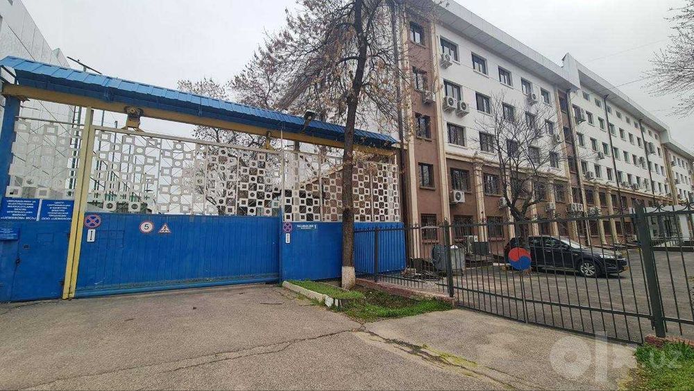 Продаётся участок с административным зданием с большой территорией