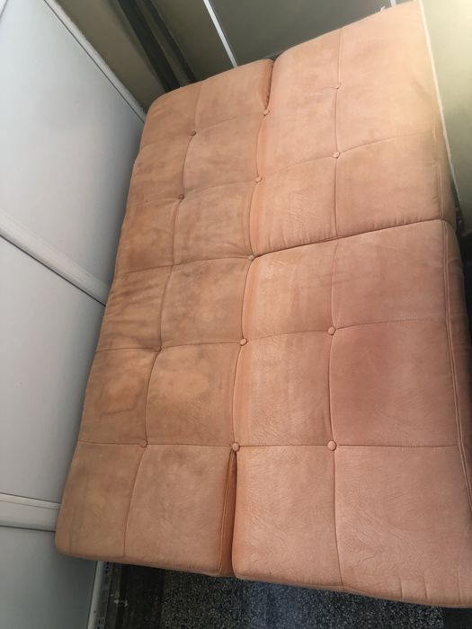 Разтегателен диван – удобен и компактен, в цвят праскова