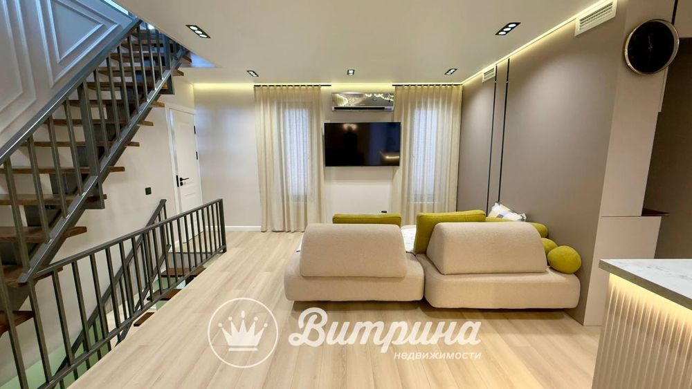 Трёхуровневый дизайнерский дом позади Greenwich