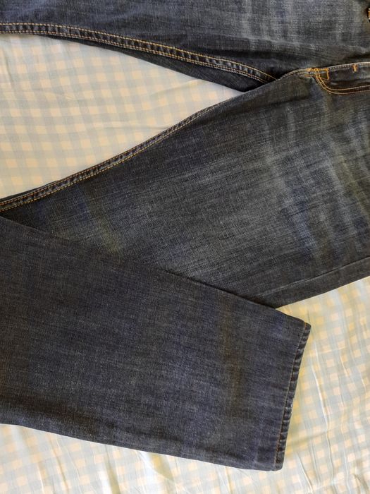 Продавам мъжки дънки с права кройка