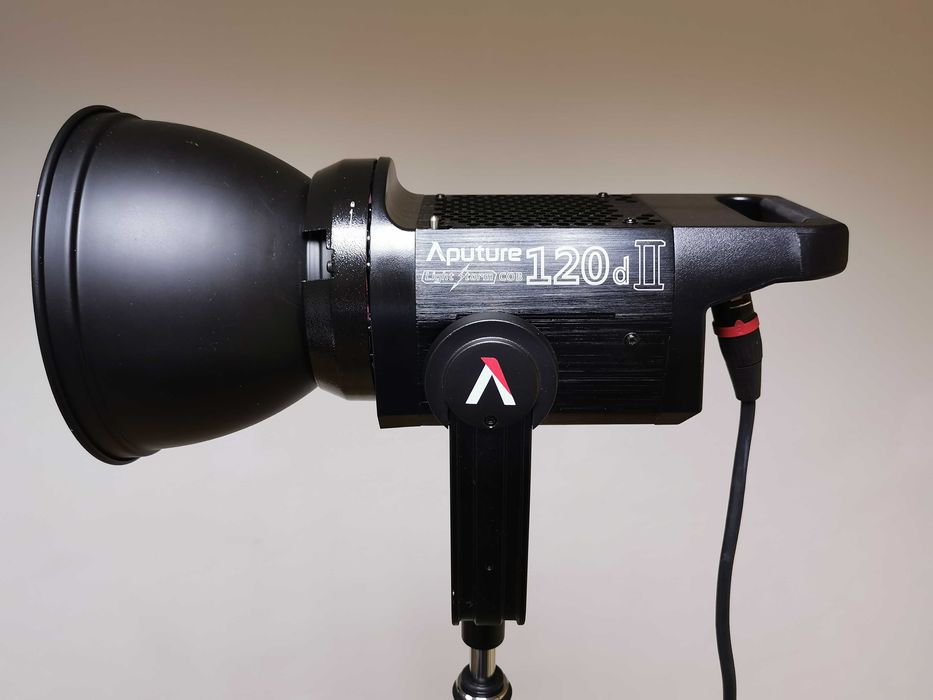Aputure Light Storm LS C120D II (V-mount) професионално LED осветление за фотография, видео или влогинг