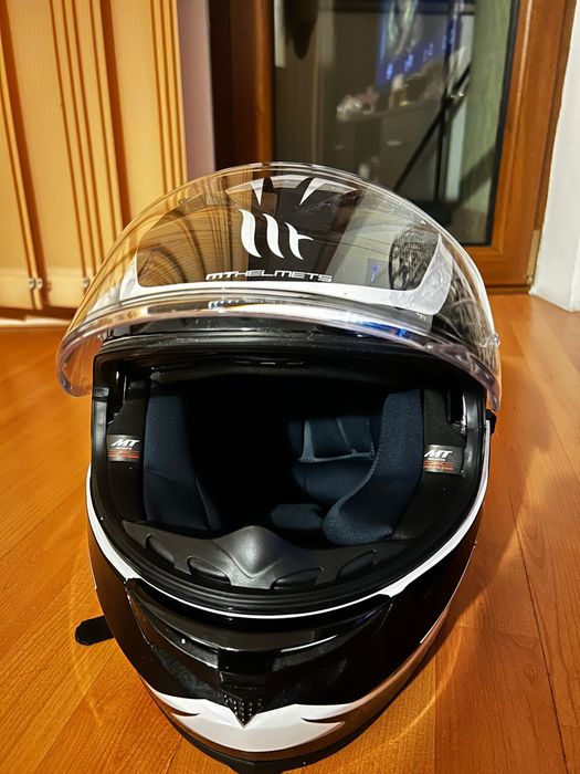 Каска за пистов мотор