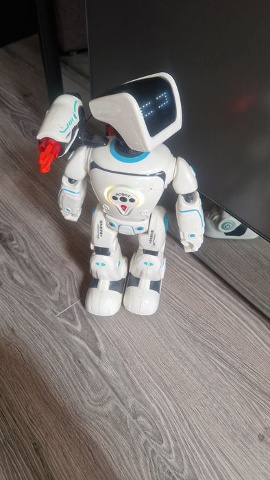 Ходещ и говорещ робот