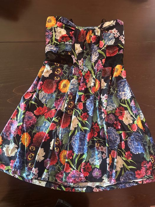 Дамска черна рокля на цветя