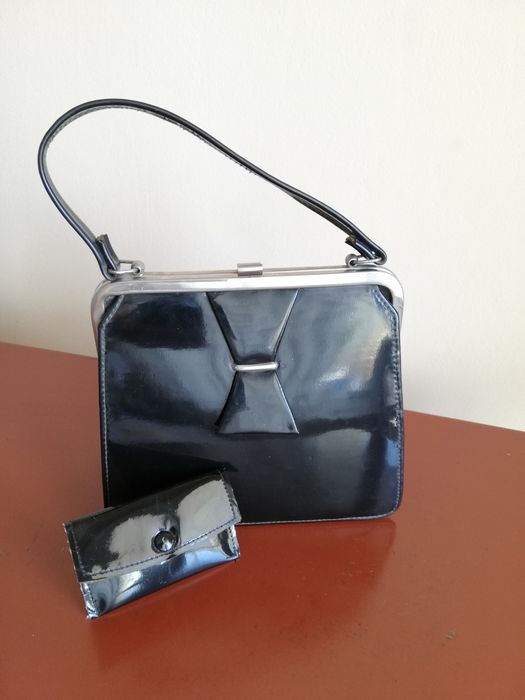 Стара малка черна чанта от лак с портмоне