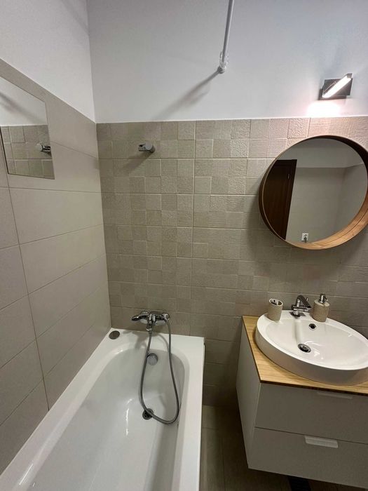 Ofer spre inchiriere apartament 2 camere  decomandat Rotar Park 1 langa metrou Pacii