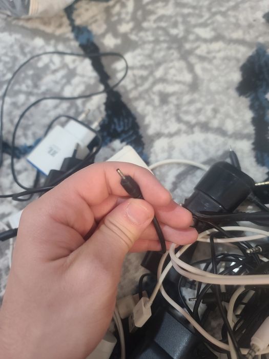 Eski telefonlar uchun zaryadchiklar kabellar