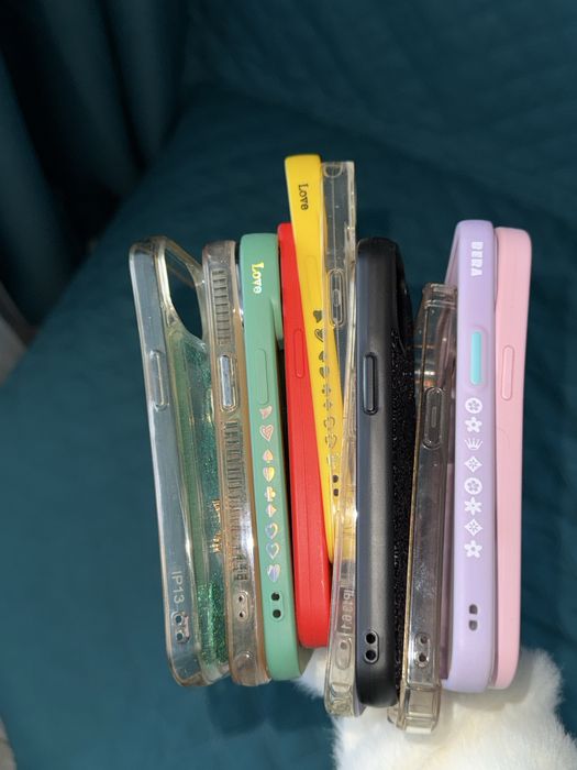 Одинадцать чехлов на айфон 13