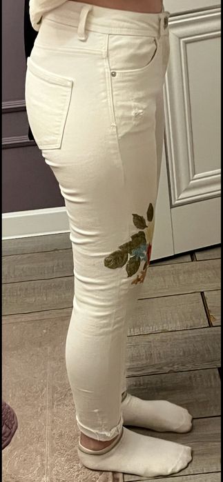 Белые джинсы ZARA с цветочным узором