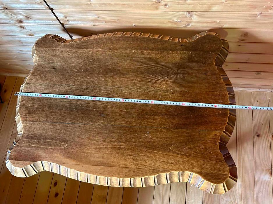Masă elegantă din lemn masiv – stil clasic, deosebită