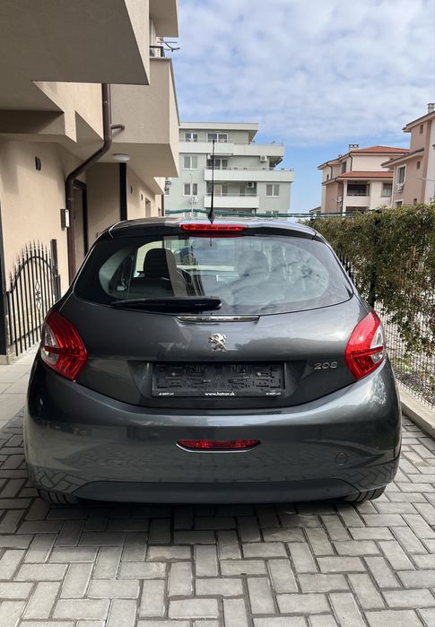 Продавам Peugeot 208